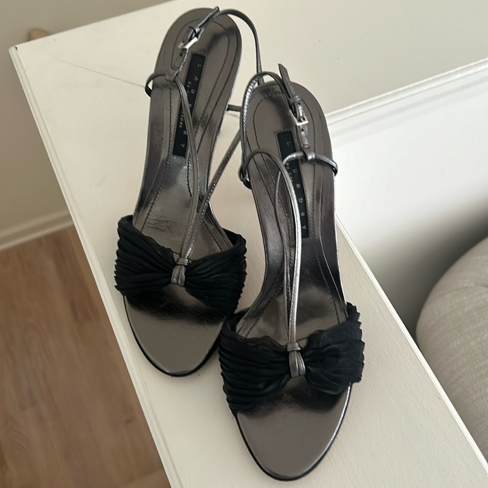 Laundry by Shelli Segal T-strap, dress sandals, size 8.